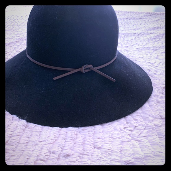 Aritzia Accessories - BNWT Aritzia Talula Black Hat
